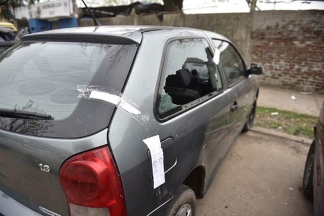 perforado. El VW Gol en el que iba Milton González fue alcanzado por siete proyectiles. Dos mataron al pibe.