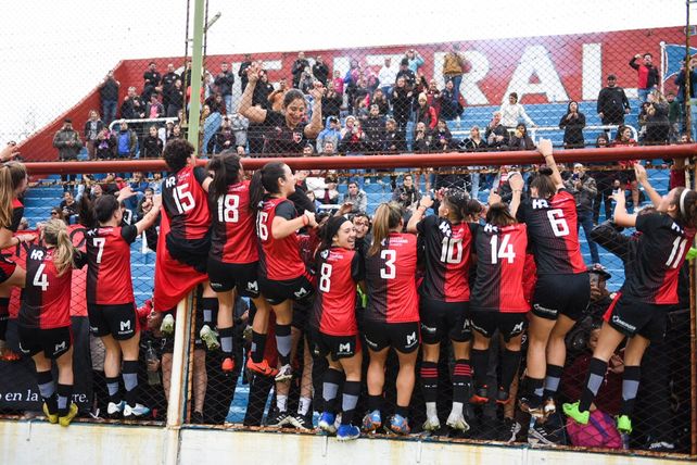 El festejo con el público leproso en la tribuna del Gabino Sosa.