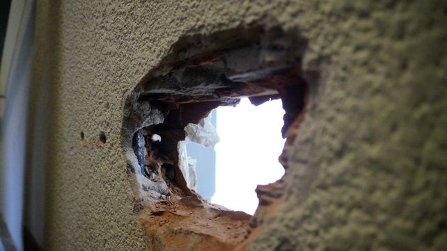 El boquete que abrieron los ladrones en un departamento y los conectó con el palier de otro edificio.