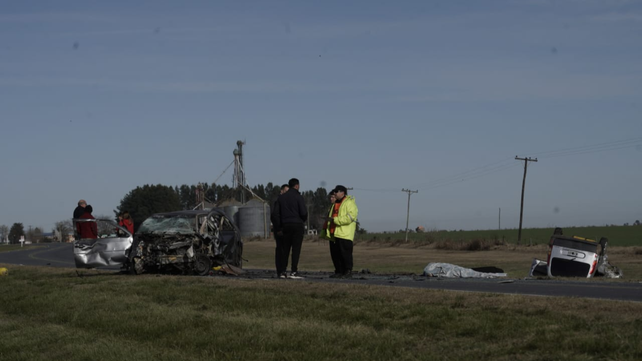 Tragedia en Arminda. Uno de los vehículos se despistó y volcó. 