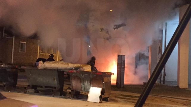 Sin límites: los quemacoches atacaron un auto estacionado frente a una comisaría