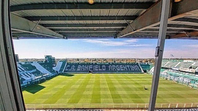 Banfield confirmó que el campo de juego del Florencio Sola lucirá amarillento por un error humano en las tareas de mantenimiento.