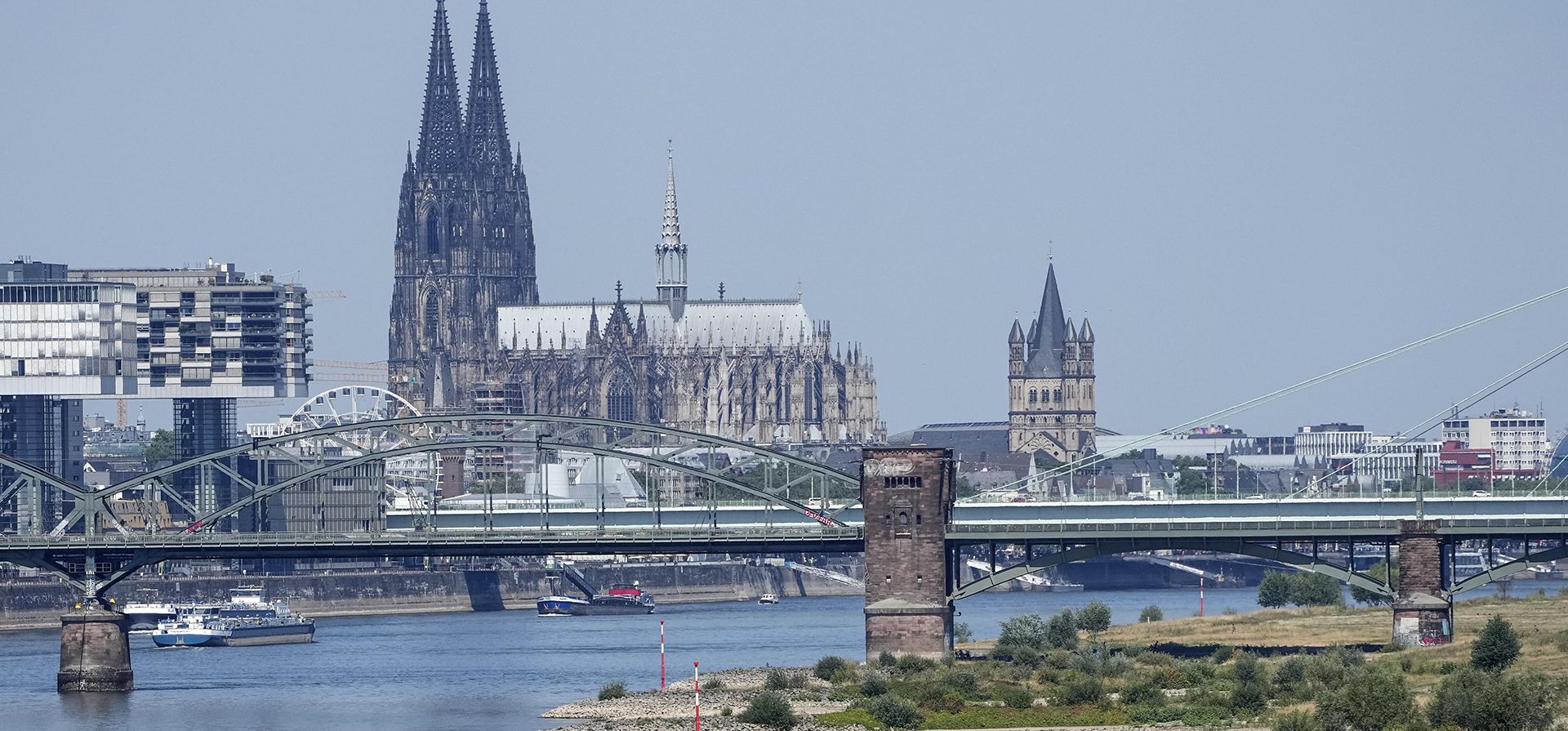 El río Rin aparece con poca agua en Colonia, Alemania, el miércoles 10 de agosto de 2022. Los bajos niveles de agua amenazan a la industria de Alemania, ya que cada vez más barcos no pueden atravesar la vía fluvial clave. La sequía severa empeorará en Europa en agosto, ya que persiste un verano cálido y seco.