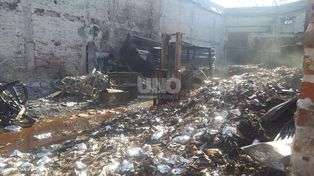Corral dijo que no hay peligro de derrumbe en los galpones incendiados