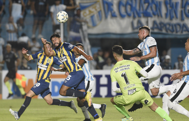 No pudo ser. Facundo Mallo no puede conectar con precisión de cabeza en el primer tiempo. Central logró cerrar el partido.