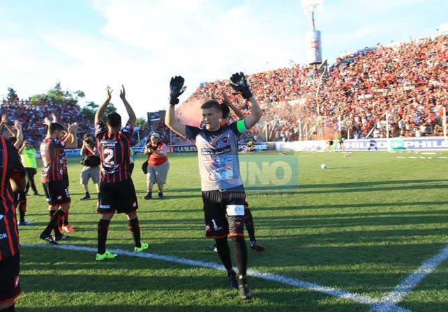 El arranque. La salida del plantel de Patronato en lo que fue un gran recibimiento de parte de los hinchas de la entidad.  Foto UNO/Juan Ignacio Pereira