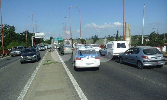 A raíz de un múltiple choque, un motociclista terminó en el Cullen