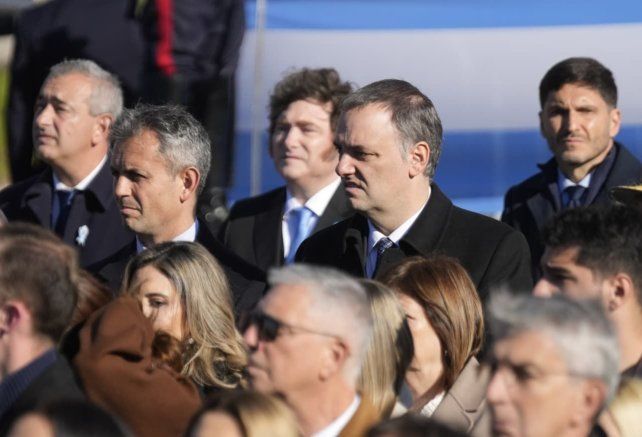 El jefe de Gabinete estuvo en primera fila para el acto del Día de la Bandera.
