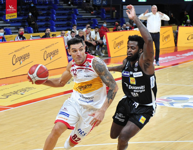Italia: Carlos Delfino la rompió en el triunfo de Pesaro