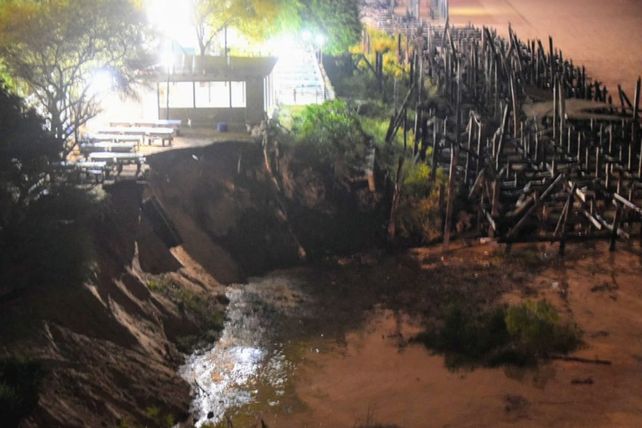 Se derrumbó el sector de parrilleros del club Mitre que había sido clausurado ayer