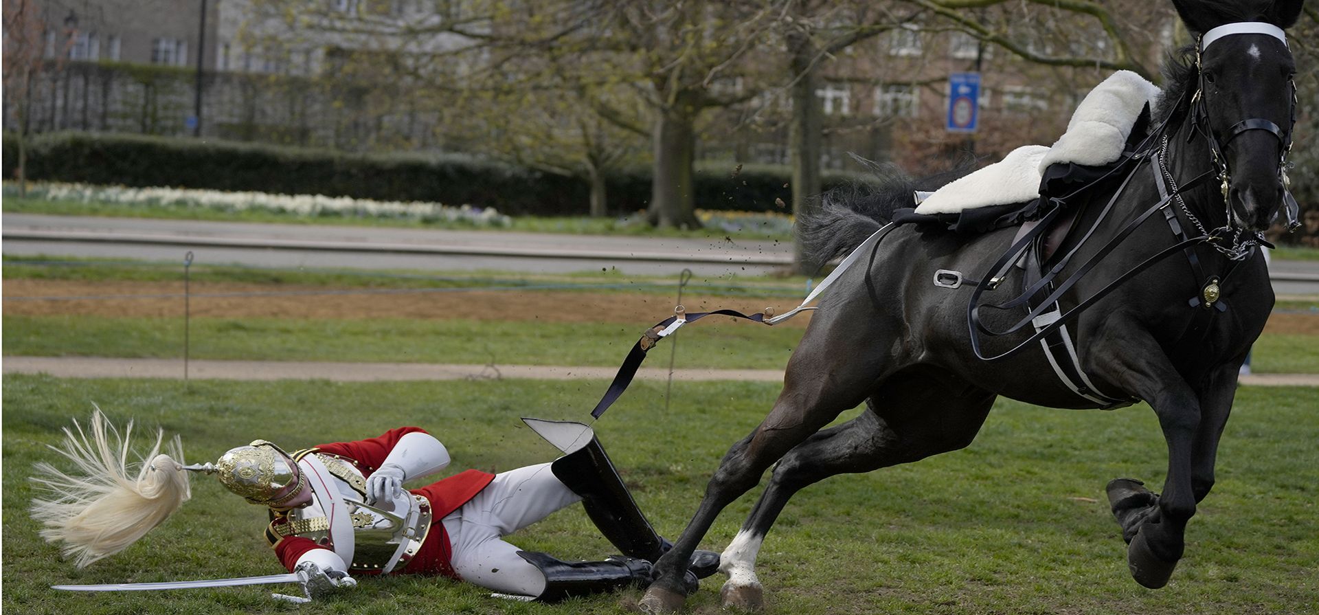 Un soldado del Regimiento Montado de Caballería Doméstica se cae de un caballo durante una práctica para participar en la ceremonia estatal que rodea las celebraciones del Jubileo de Platino de este año en Hyde Park en Londres, el jueves 31 de marzo de 2022.