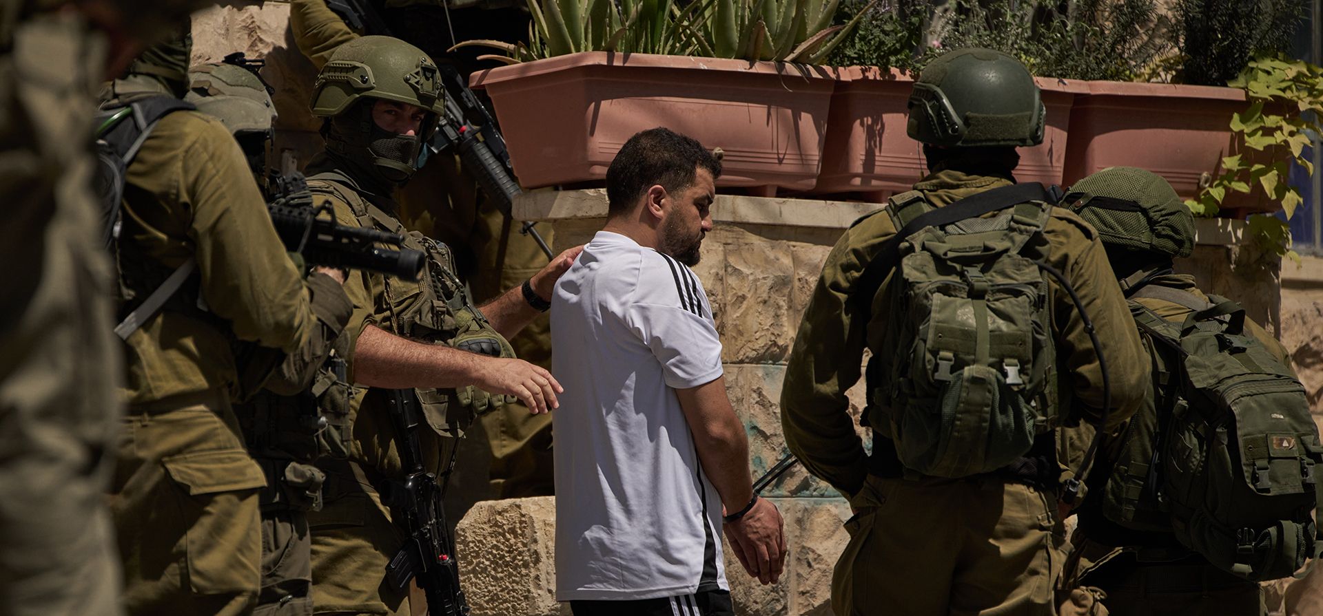 Miembros de las fuerzas israelíes detienen a un palestino durante una redada militar en la ciudad de Anata, en Cisjordania, el martes 8 de septiembre de 2026. (Foto AP/Leo Correa) Miembros de las fuerzas israelíes detienen a un palestino durante una redada militar en la ciudad de Anata, en Cisjordania, el martes 8 de septiembre de 2026. (Foto AP/Leo Correa)
