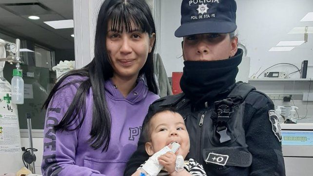 Policías auxiliaron y salvaron la vida de una beba que se estaba ahogando