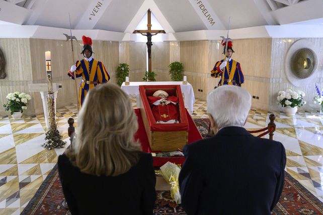 Francisco en un ataúd de madera