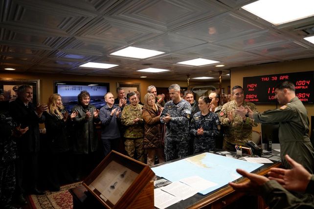 Todas las imágenes de la visita de Milei al portaaviones estadounidense USS Nimitz en Mar del Plata