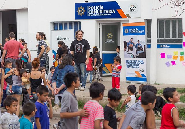 La Policía Comunitaria del barrio Centenario de Santa Fe festejó el día del niño con los vecinos