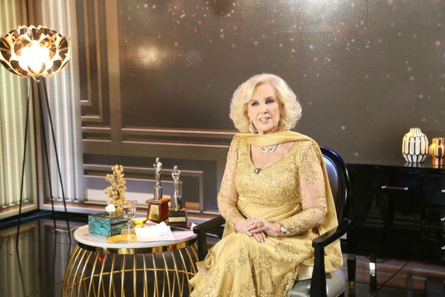 Elegante. La gran diva argentina durante el programa de anoche.