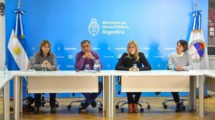 Firmat. La exsenadora María de los Ángeles Sacnun participó de la presentación de las obras.