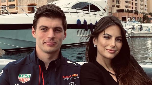 Max Verstappen junto a Kelly Piquet, su pareja.