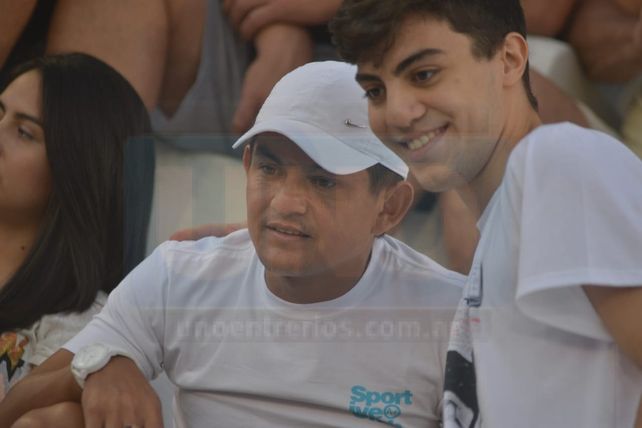 El Pulga presente en el Grella alentando al Decano