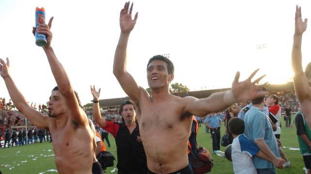 Justo Villar y el Tano Vella durante los festejos en la cancha de Independiente en 2004.