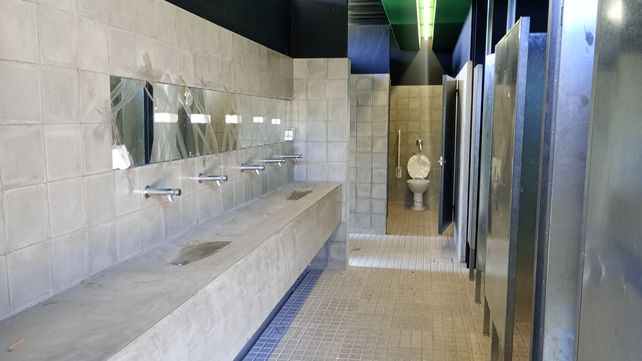 Baños de uso público que estarán abiertos durante todo el día y se conectarán con las gradas del estadio.