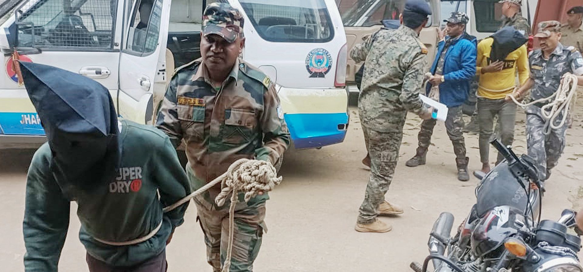 Tres hombres arrestados por la presunta violación en grupo de una turista española son llevados por la policía para ser presentados ante el Tribunal de Distrito de Dumka en Dumka, Jharkhand, India, el martes 5 de marzo de 2024. (Foto AP/Rajesh Kumar) Tres hombres arrestados por la presunta violación en grupo de una turista española son llevados por la policía para ser presentados ante el Tribunal de Distrito de Dumka en Dumka, Jharkhand, India, el martes 5 de marzo de 2024. (Foto AP/Rajesh Kumar)