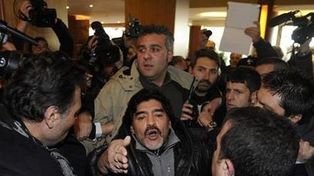 Maradona, otra vez violento, agredió a golpes y patadas a un fotógrafo