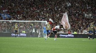 Miguel Borja besa la pelota. El colombiano metió los dos goles del triunfo de River sobre el alternativo de Central.