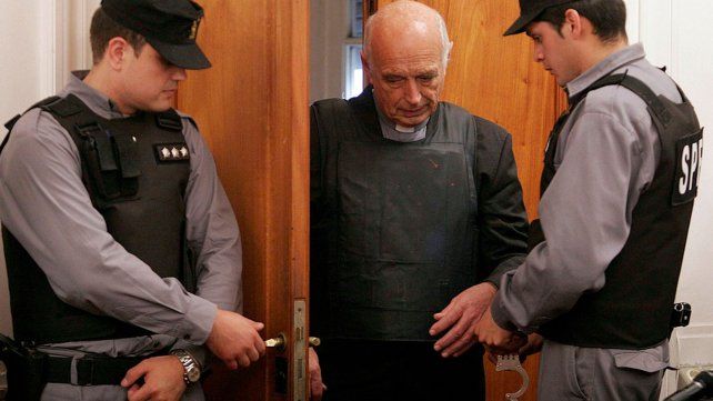 Podrían darle salidas transitorias al capellán de la dictadura Von Wernich