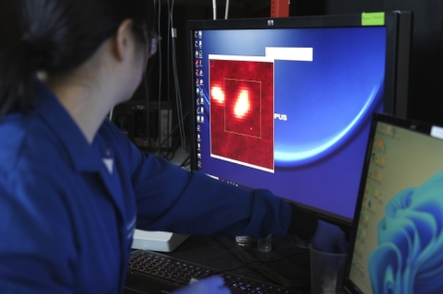 Una química de la Universidad de Columbia observa un nanoplástico mediante microscopio combinado con un complejo sistema de rayos láser. 