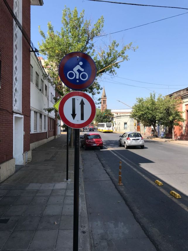 Ciclovía de calle Ituzaingó: con un retoque, volvieron los carteles