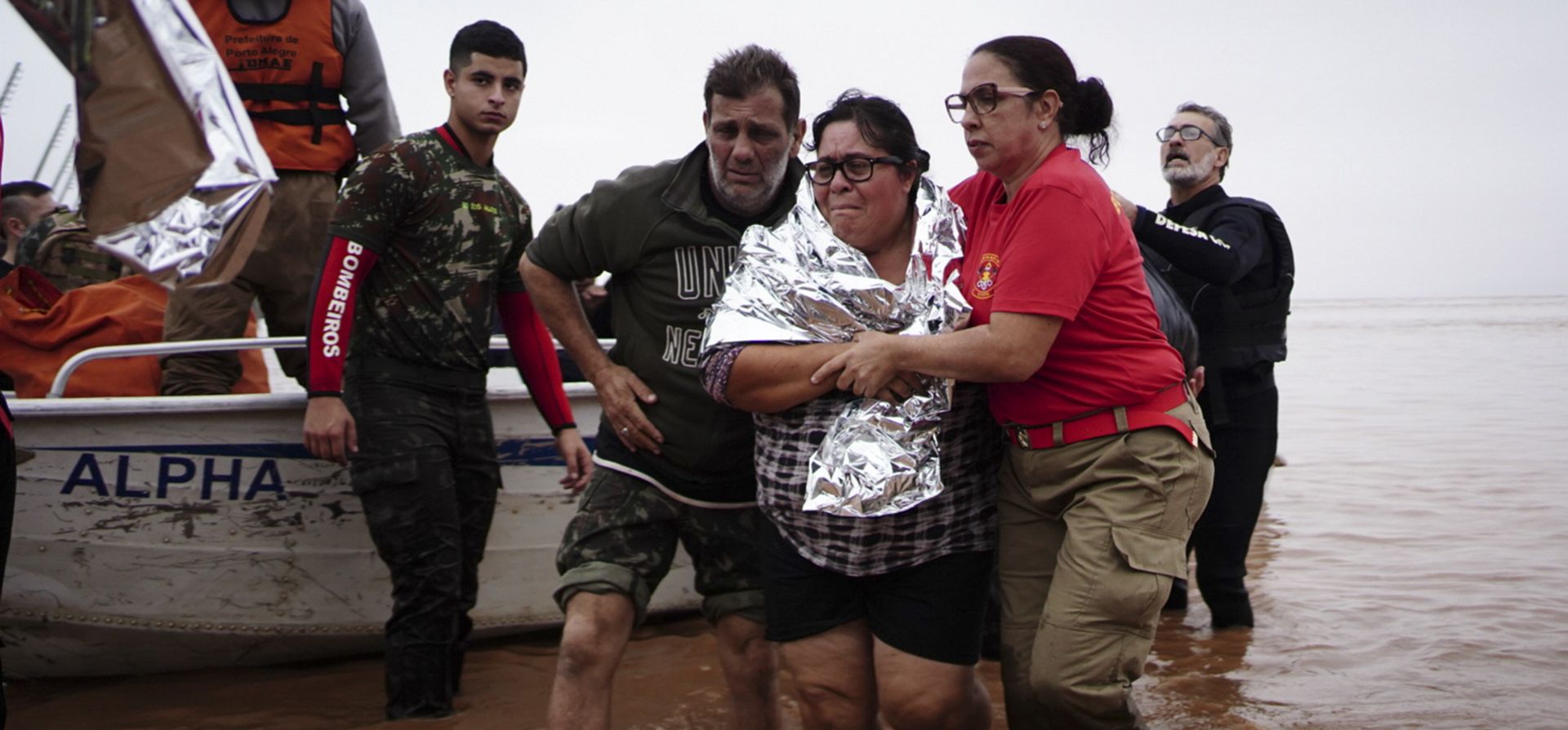 Los bomberos ayudan a los residentes a evacuar un área inundada por fuertes lluvias en Porto Alegre, estado de Rio Grande do Sul, Brasil, el sábado 4 de mayo de 2024. (Foto AP/Carlos Macedo) Los bomberos ayudan a los residentes a evacuar un área inundada por fuertes lluvias en Porto Alegre, estado de Rio Grande do Sul, Brasil, el sábado 4 de mayo de 2024. (Foto AP/Carlos Macedo)