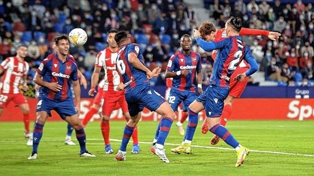 Levante le empató en el final al Atlético Madrid y el Cholo Simeone se fue expulsado.