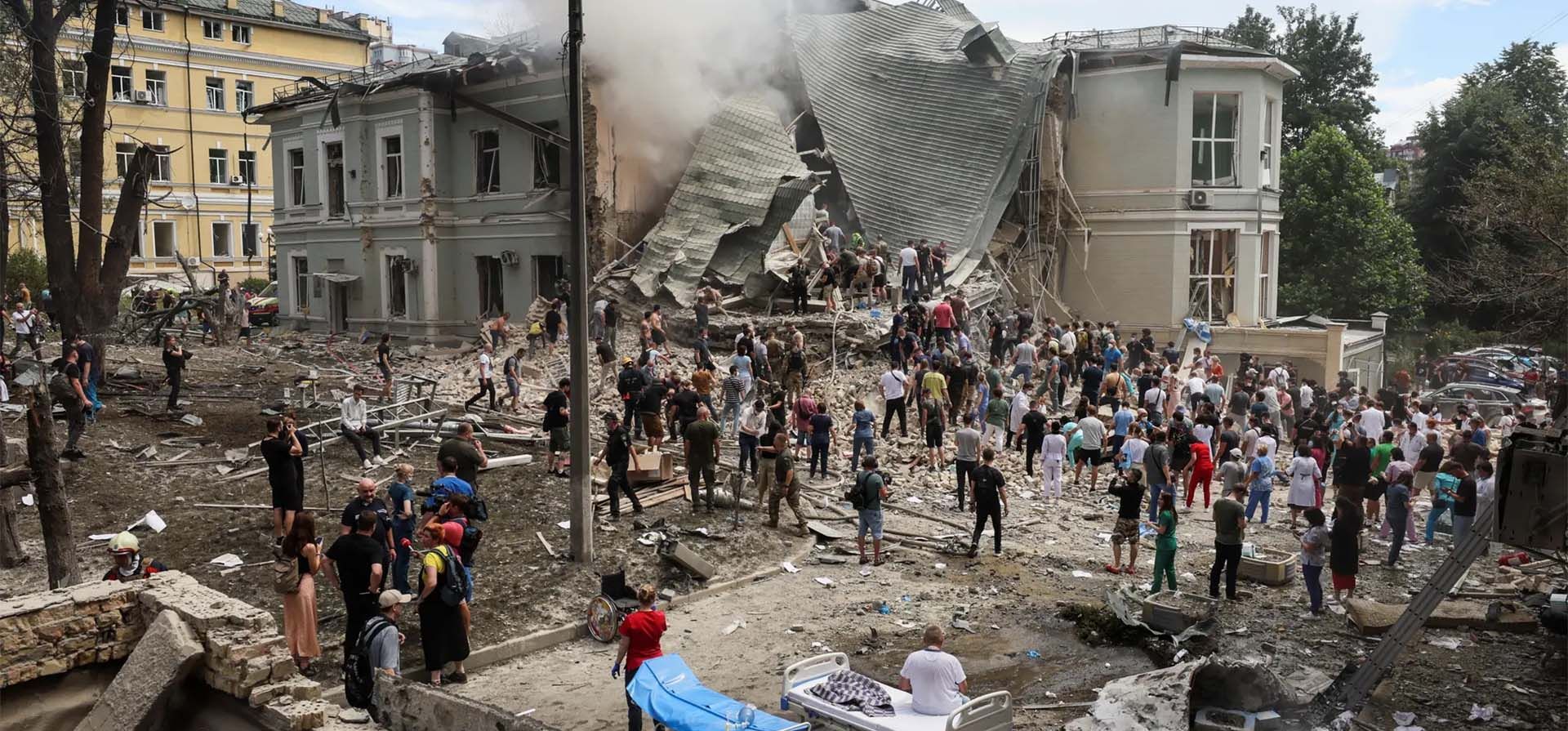 Rescatistas trabajando en el hospital infantil de Ohmatdyt, que fue dañado por un ataque con misiles rusos, Kiev, Ucrania. Fotografía: Gleb Garanich/Reuter Rescatistas trabajando en el hospital infantil de Ohmatdyt, que fue dañado por un ataque con misiles rusos, Kiev, Ucrania. Fotografía: Gleb Garanich/Reuter
