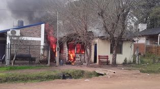Un niño prendió fuego un colchón y se incendió una casa