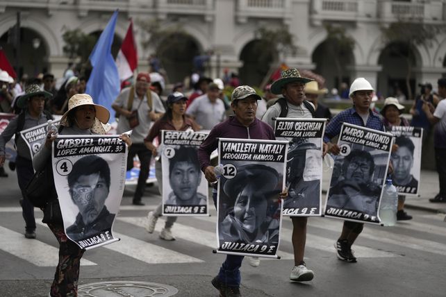 Manifestantes con carteles que muestran imágenes de los más de 60 muertos durante los enfrentamientos con la policía y el ejército. 