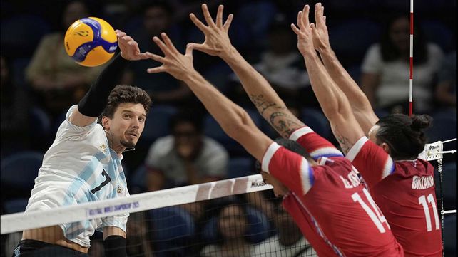 Luciano Palonsky, de Argentina, golpea el balón contra los defensores franceses durante su partido de la fase de grupos del Campeonato Mundial de Voleibol Masculino FIVB 2025 en Ciudad Quezón, Filipinas, el jueves 18 de septiembre de 2025. (Foto AP/Aaron Favila)