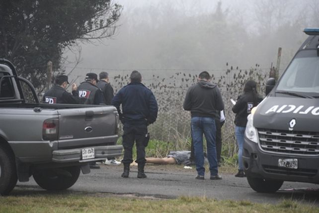 entre los yuyos. El cuerpo apareció boca abajo junto al Parque Sur.