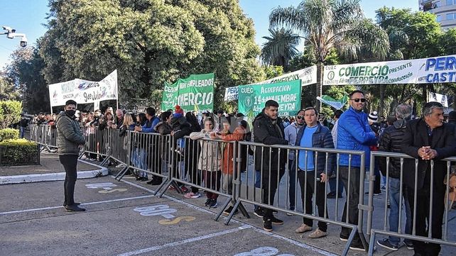 Militantes y sindicatos en apoyo del gobernador en la Legislatura.