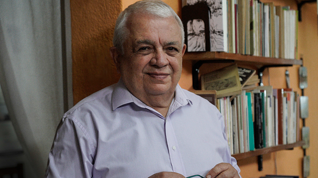El escritor entre sus libros