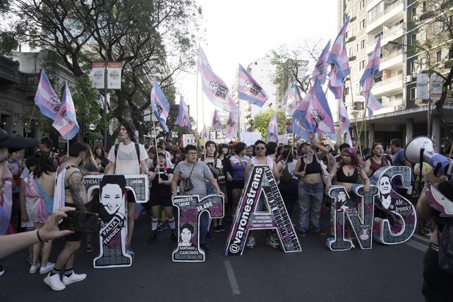 Una parte del todo. Las letras forman la palabra Trans