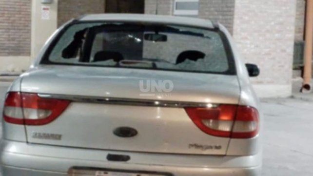 El auto en el que ingresaron al hospital la joven herida y su pareja El auto en el que ingresaron al hospital la joven herida y su pareja