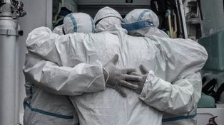 Agosto de 2021, médicos de un hospital de Mercedes (Buenos Aires) se abrazan en el primer día en que la sala de terapia intensiva del efector amaneció sin pacientes.