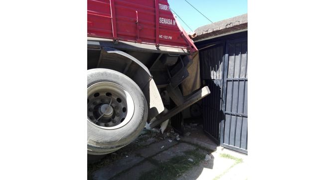 Un acoplado se incrustó en una vivienda