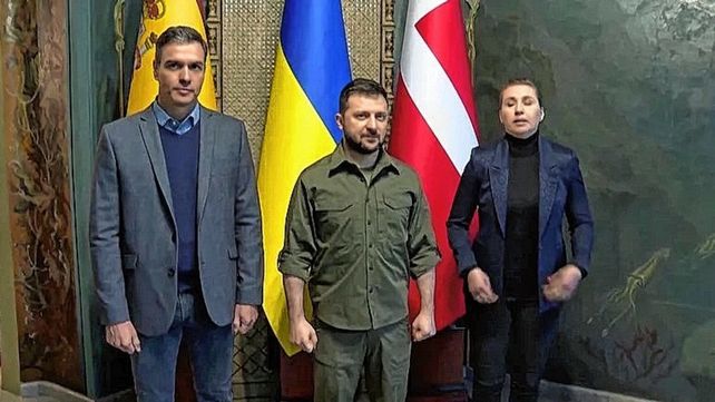 Pedro Sánchez y Mette Frederiksen con Volodimir Zelenski presidente de Ucrania