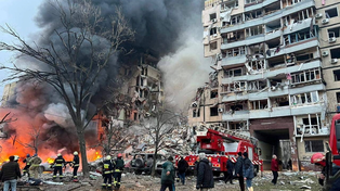 Ucrania: rescatan sobrevivientes del edificio bombardeado por Rusia