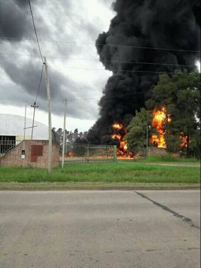 Explosión e incendio en un depósito en Recreo Sur: el humo llega hasta Paraná