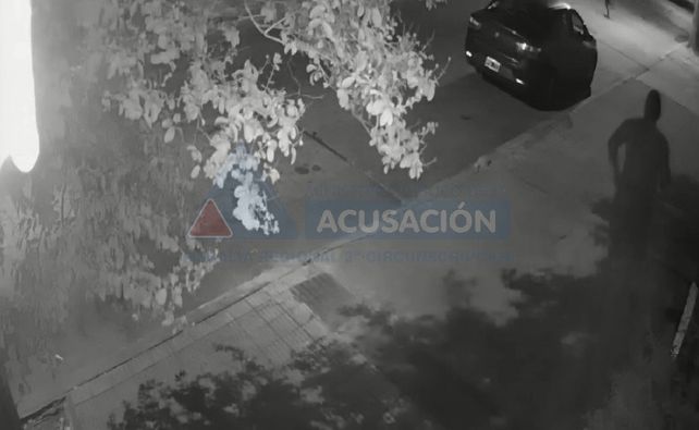 Una imagen del video difundido en el cual se ve al gendarme tras cometer el crimen.