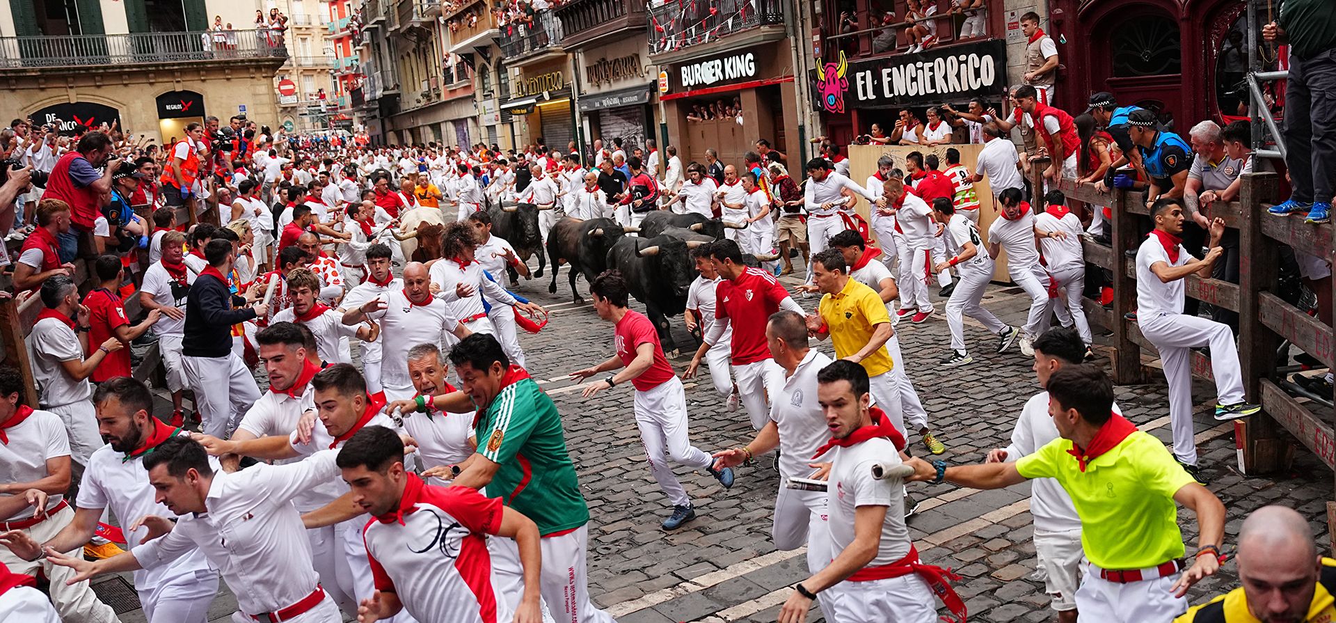 Participantes de la fiesta taurina corren junto al toro de lidia de Miura durante el séptimo encierro de las fiestas de San Fermín en Pamplona, España, el lunes 13 de julio de 2026. (Foto AP/Miguel Oses) Participantes de la fiesta taurina corren junto al toro de lidia de Miura durante el séptimo encierro de las fiestas de San Fermín en Pamplona, España, el lunes 13 de julio de 2026. (Foto AP/Miguel Oses)